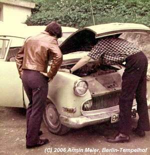  Winfried & Werner mit dem Kopf in seinem Opel P1 in Grafling